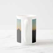 十字架刑は日没に渡る ボーンチャイナマグカップ (裏面)