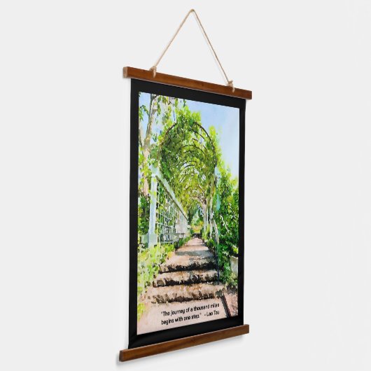 千マイルの旅は一歩から始まる 吊り下げ型タペストリー (傾斜あり)