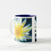 午前の明るい白い黄色の花の真夜中 ツートーンマグカップ (正面左)