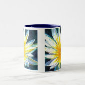 午前の明るい白い黄色の花の真夜中 ツートーンマグカップ (中央)