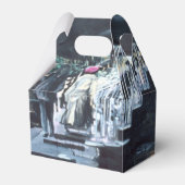 午前中の太陽に保護される フェイバーボックス (正面サイド)