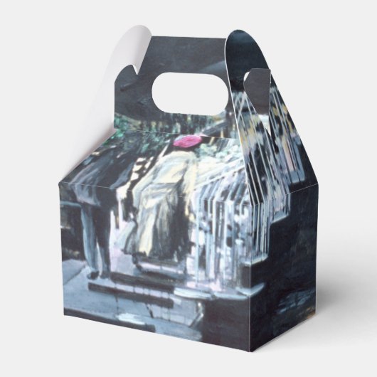 午前中の太陽に保護される フェイバーボックス (正面サイド)