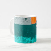 午前中プールのそばに横たわっている女性 コーヒーマグカップ (正面左)