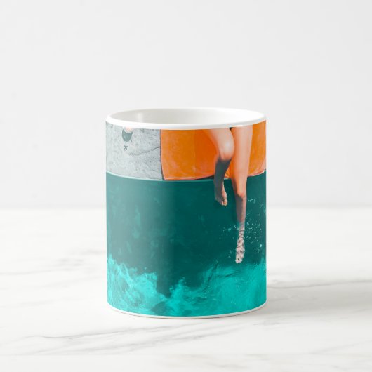 午前中プールのそばに横たわっている女性 コーヒーマグカップ (中央)