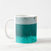 午前中プールのそばに横たわっている女性 コーヒーマグカップ (左)