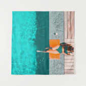 午前中プールのそばに横たわっている女性 タペストリー (正面(横))