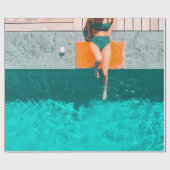 午前中プールのそばに横たわっている女性 ラッピングペーパー (フラット)