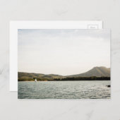 午後に湖を航行する小型船 ポストカード (正面/裏面)