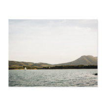 午後に湖を航行する小型船