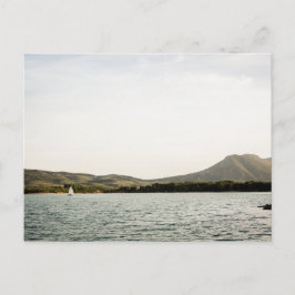午後に湖を航行する小型船 ポストカード