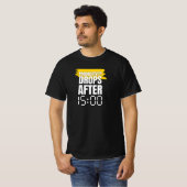 午後3時以降は生産性が落ちる – オフィスユーモア Tシャツ (正面フル)