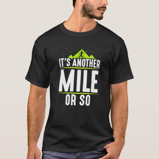 半マイルのハイキングは別のマイルかそこらユーモア Tシャツ (正面)