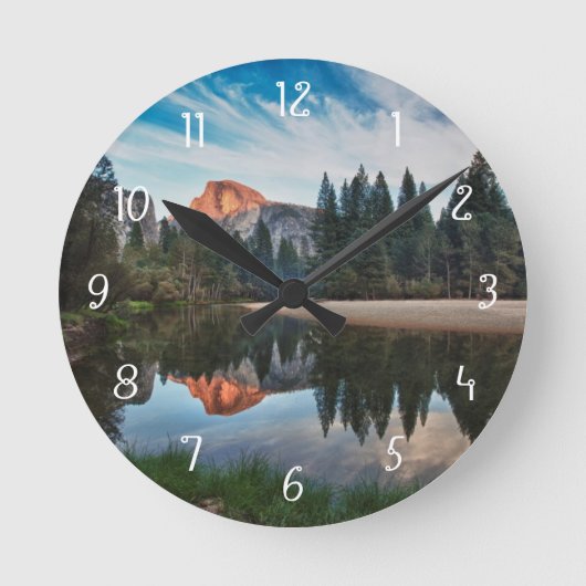 半分のドームおよびMerced ラウンド壁時計 (正面)