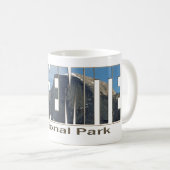 半分のドームが付いているヨセミテ国立公園の文字 コーヒーマグカップ (正面右)