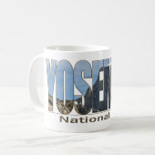 半分のドームが付いているヨセミテ国立公園の文字 コーヒーマグカップ (正面左)