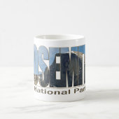 半分のドームが付いているヨセミテ国立公園の文字 コーヒーマグカップ (中央)