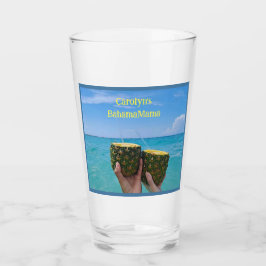 半分のパイナップルのパンチで満たされ、ビーチ タンブラーグラス