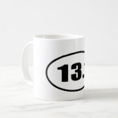半分のマラソンの13.1のランナーの楕円形 コーヒーマグカップ (正面左)