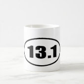 半分のマラソンの13.1のランナーの楕円形 コーヒーマグカップ (中央)