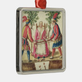 半分の女性を鋸で挽いている2人のベニス風の手品師 メタルオーナメント (右)