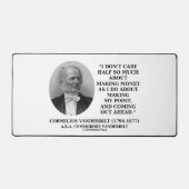 半分の気にお金のポイントの引用文 デスクマット (正面)