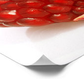 半分の熟したザクロのカットはジューシーを露出するために ポスター (角)