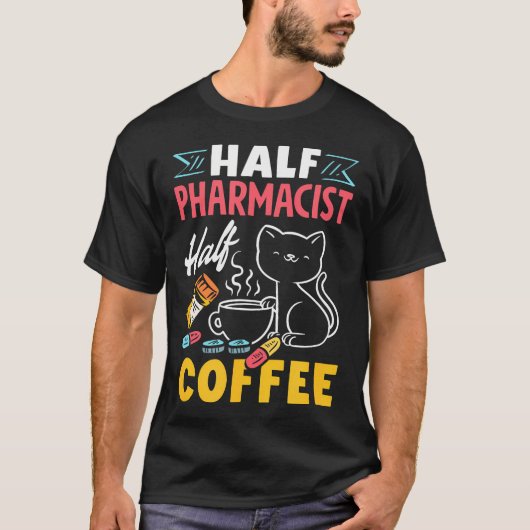 半分薬剤師、半分コーヒー おもしろ薬剤師 コーヒー Tシャツ (正面)