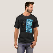 半分黒半分青の炎のトラの顔 デジタルアート Tシャツ (正面フル)