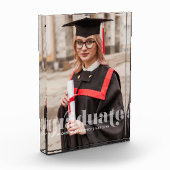 半透明の文字「卒業生」のカスタム フォトブロック (左)