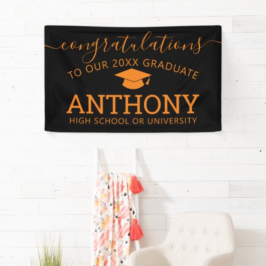 卒業おめでとうございますブラックオレンジキャップ仮想 横断幕 (インサイチュ)