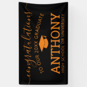 卒業おめでとうございますブラックオレンジキャップ仮想 横断幕 (縦)