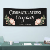 卒業おめでとうございます花ブラックピンク 横断幕 (トレードショー)