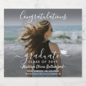 卒業おめでとうの写真と白のスクリプト スパークリングワインラベル (シングルラベル)