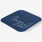 卒業おめでとうオンネイビーブルー ペーパープレート (傾斜あり)