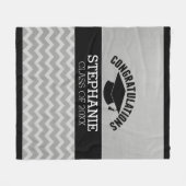 卒業おめでとうシルバー・ブラック フリースブランケット (正面(横))