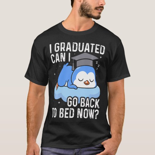 卒業おめでとう、もう寝る - 面白いペンギン Tシャツ (正面)
