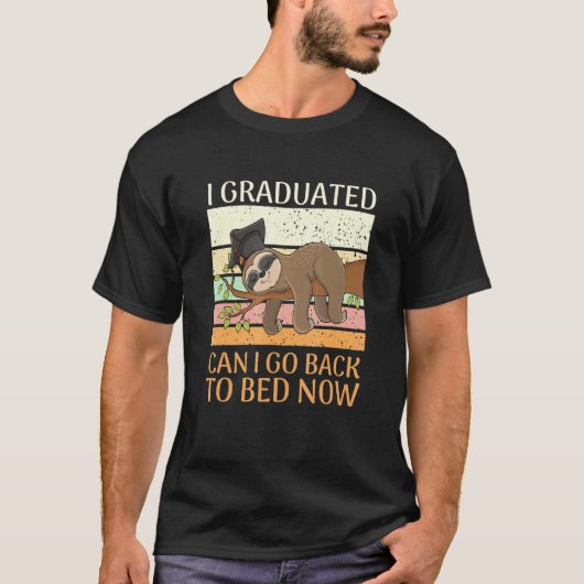 卒業おめでとう 今はもう寝てもいいよね 寝るナスロット Tシャツ (正面)