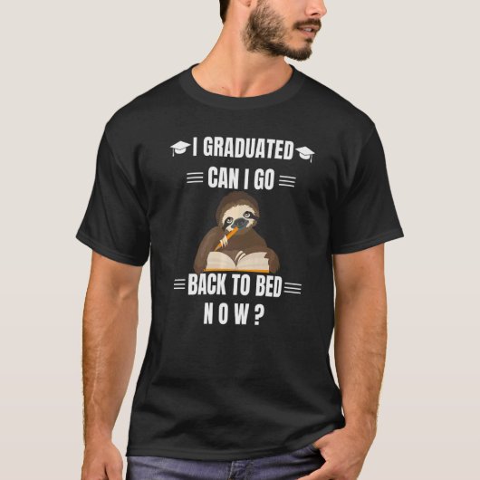 卒業したらベッドに戻れるスロース卒業生 Tシャツ (正面)