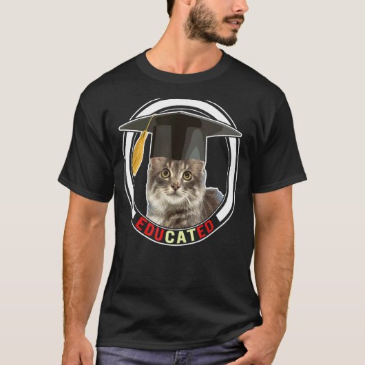 卒業した猫のイラスト 卒業帽子 大学 高校 Tシャツ (正面)