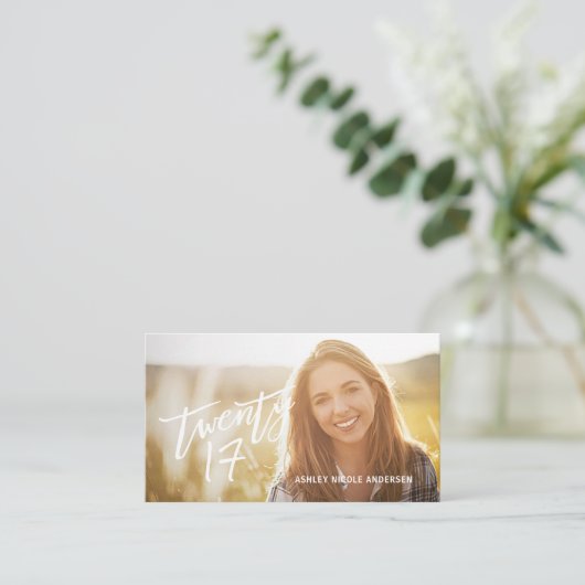 卒業の写真の名刺のモダンな手書きの文字 コーリングカード (スタンド正面)