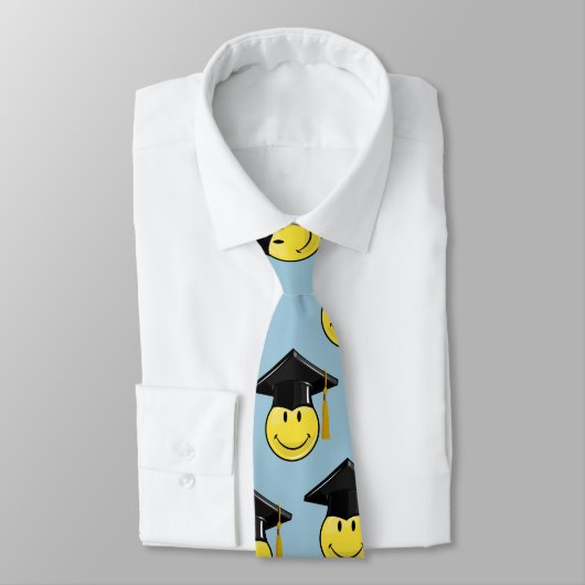 卒業の帽子とのクラシックな黄色 ネクタイ (タイ)