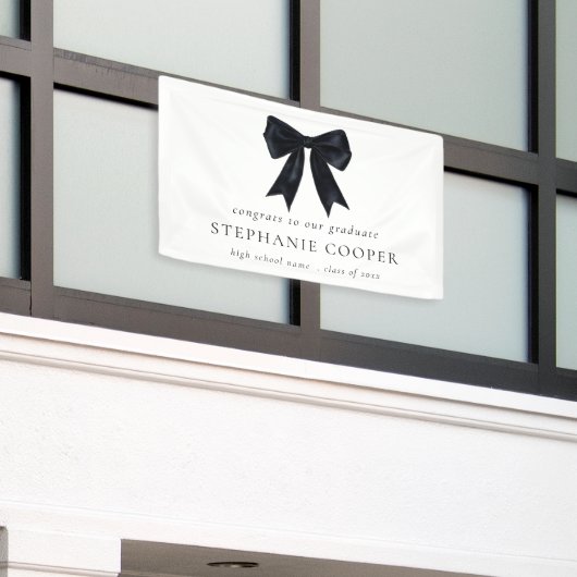 卒業へのブラックコケットボウおめでとう 横断幕 (ビルの外側)