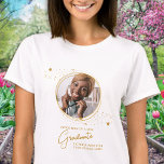 卒業エレガントカスタム卒業シック金ゴールド写真 Tシャツ<br><div class="desc">お子さんの卒業おめでとうお母さん誇りを持ったは、Tシャツで愛とサポートを誇示するパーソナライズされた価値がある。このシックエレガントなモダンデザインは金ゴールドスターの写真フレームを備えお気に入りの、あなたの卒業生の写真を示す。高校、大学、大学のシャツなど、今年の卒業生には最適だ。お母誇りを持ったさん、おばあ誇りを持ったん、お姉さん誇りを持った、お友達のためにパーソナライズし誇りを持ったて、あなたの子供の達成の方法を誰もが知ることができる。また、シャツを自分の名前、年級、学校でパーソナライズして本当に作ユニークる。素材を使高品質用し、快適で耐久性に優れ、長年の衣服に最適。今年は子素晴らし供を卒業させてもらう自分や他の母親への贈り物だ。お祝子様の達成感とプライドを見せパーソナライズされたる卒業式Tシャツ。今すぐ注文して衣服プライドで!</div>