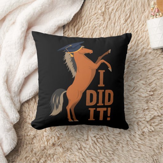 卒業キャップを卒業して馬をやった クッション (ブランケット)