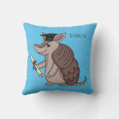 卒業キャップ漫画と可愛いアルマジロ クッション (裏面)