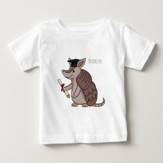 卒業キャップ漫画と可愛いアルマジロ ベビーTシャツ (正面)