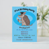 卒業キャップ漫画と可愛いアルマジロ 招待状 (スタンド正面)