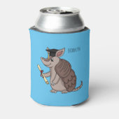 卒業キャップ漫画と可愛いアルマジロ 缶クーラー (缶裏面)