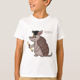 卒業キャップ漫画と可愛いアルマジロ Tシャツ