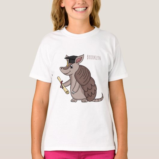 卒業キャップ漫画と可愛いアルマジロ Tシャツ (正面)
